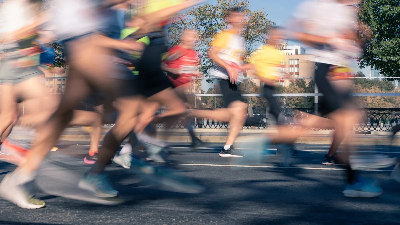 Corredor adulto organiza zapatillas, documentación y material para viajar a una maratón internacional