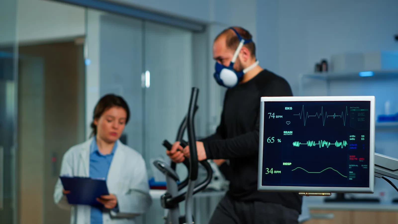 Corredora conecta oxígeno, pulmones, corazón y músculos mientras compara laboratorio con reloj