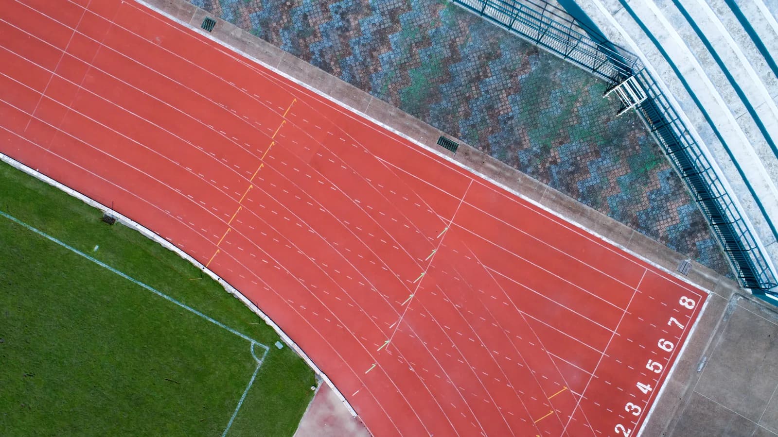Pista de atletismo de 400 metros vista desde una curva con sus calles y marcas