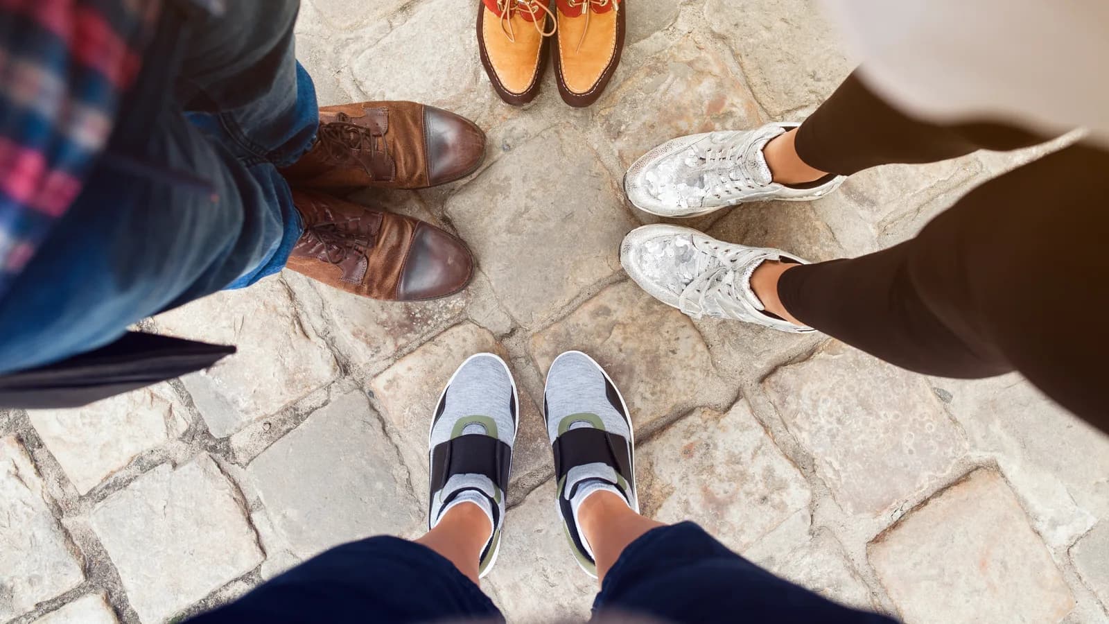 Corredor compara una zapatilla minimalista y otra de máxima amortiguación sin marcas