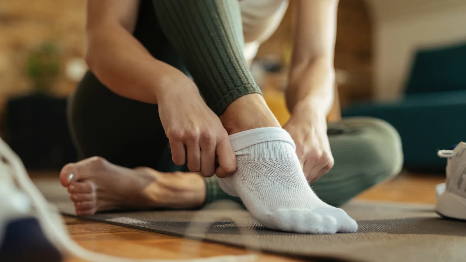 Corredor compara varios calcetines técnicos sin marcas junto a unas zapatillas