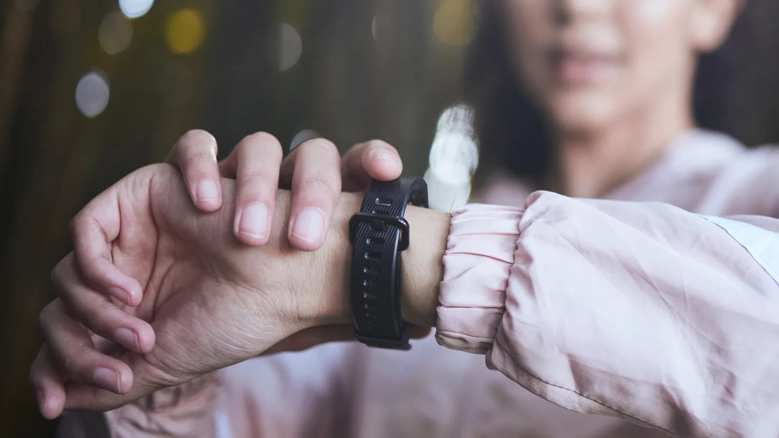 Corredor adulto ajusta un reloj GPS genérico sin marcas antes de entrenar en un parque