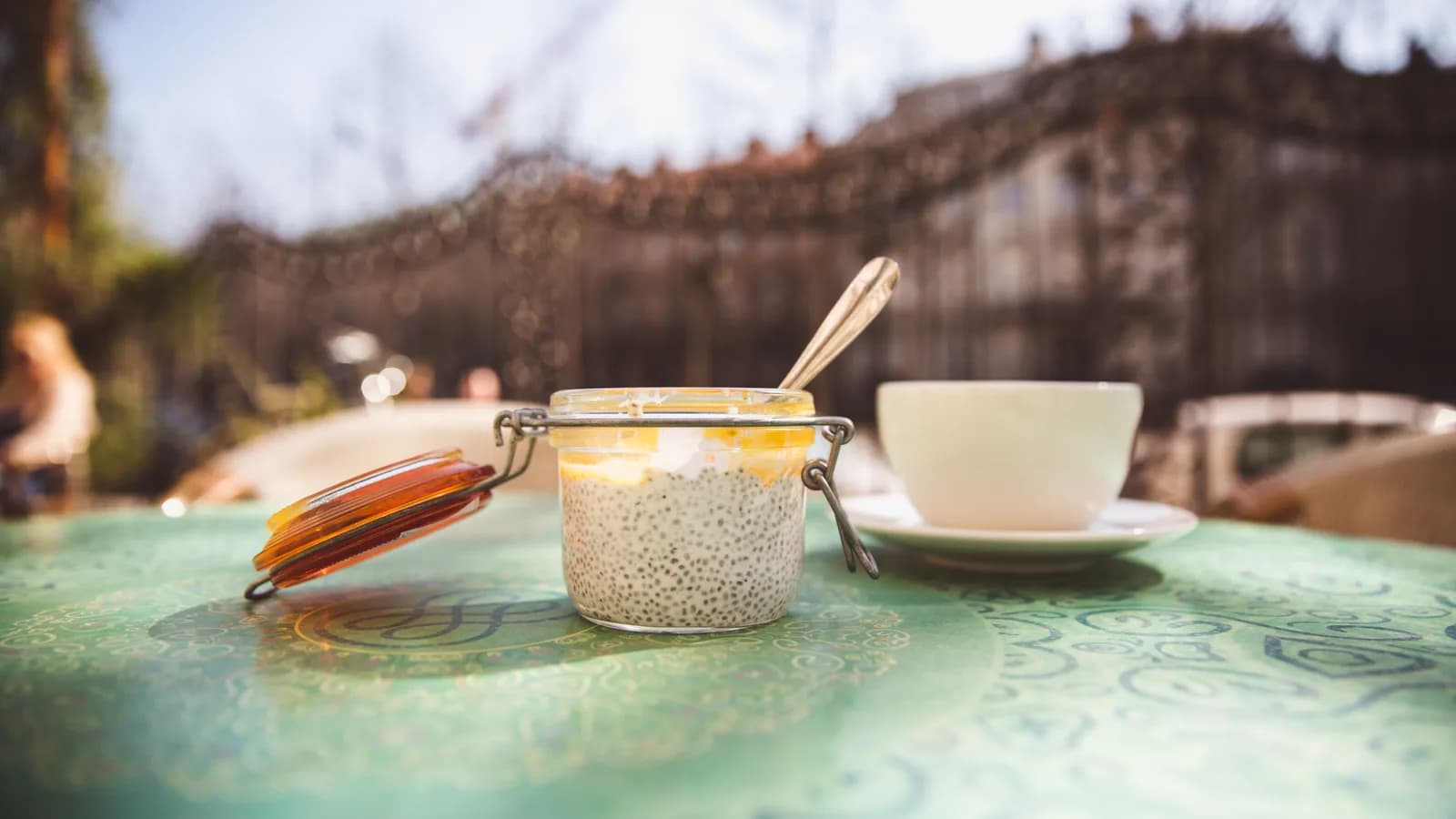 Corredora compara una dosis moderada de café, gel y cápsula mientras protege el sueño representado al final del día