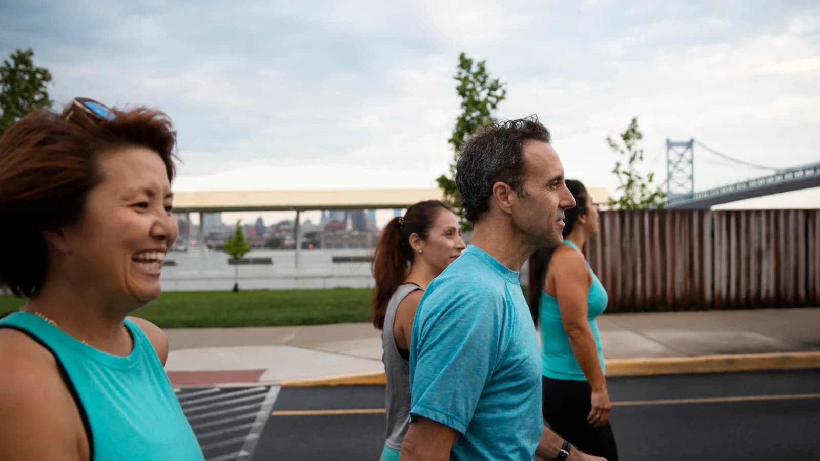 Corredora avanza por un camino de tramos alternos con símbolos de caminar y correr