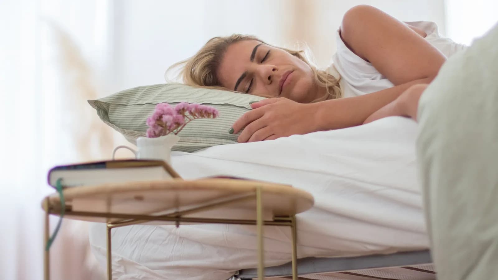 Corredora atraviesa una noche tranquila y sale a correr con energía al amanecer después de dormir