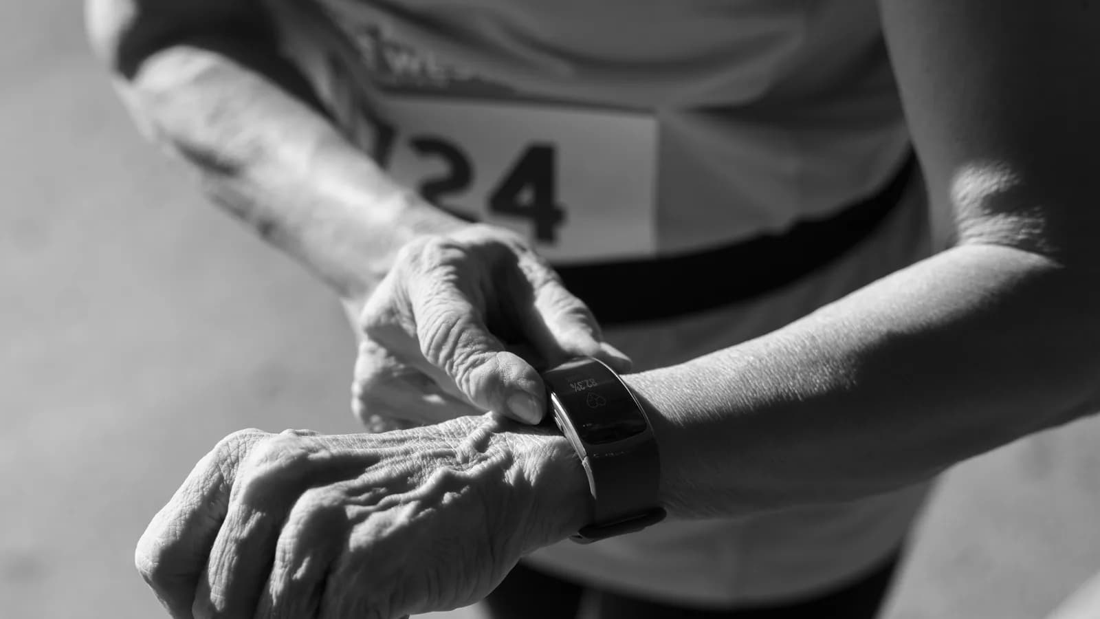 Corredores de media maratón pasando controles de ritmo sobre una ruta de veintiún kilómetros