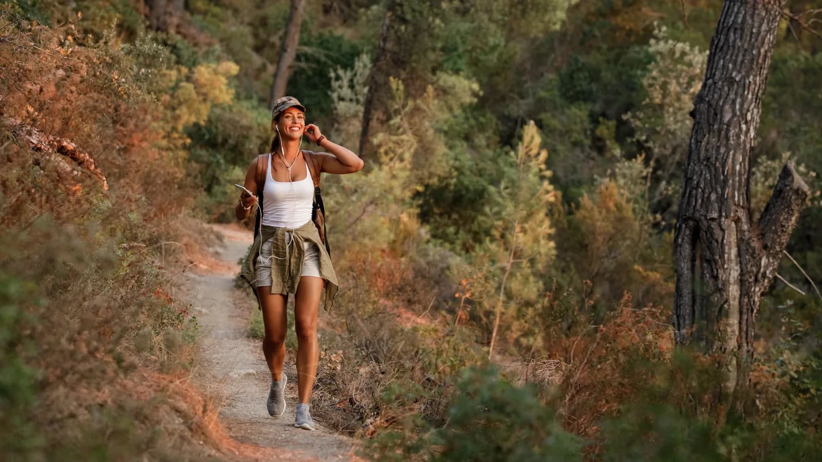 Dos corredores de trail consultan un mapa y un teléfono en un cruce mientras se aproxima mal tiempo