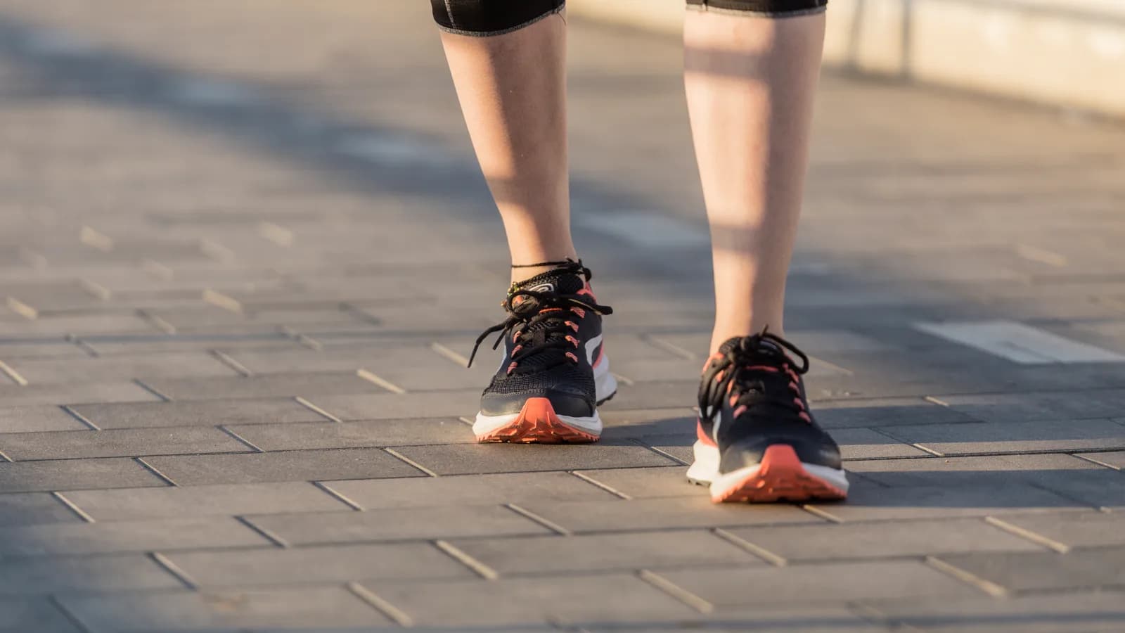 Corredora compara varias siluetas de zapatillas de running según terreno, ajuste y uso