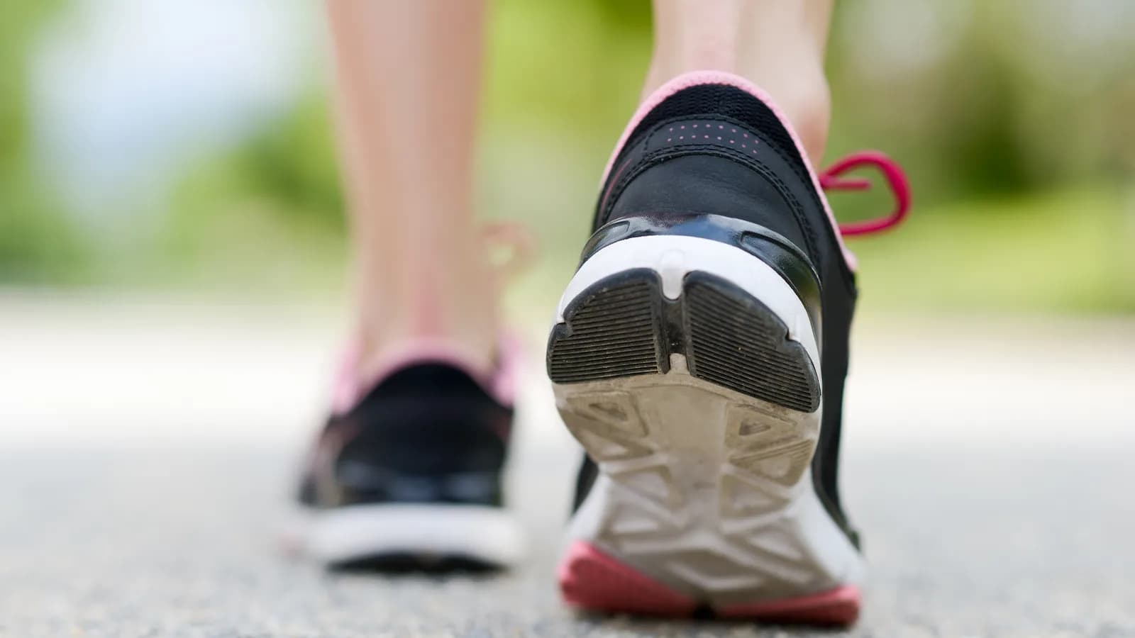 Corredora examina una zapatilla de running con lupa, báscula, regla y notas de prueba