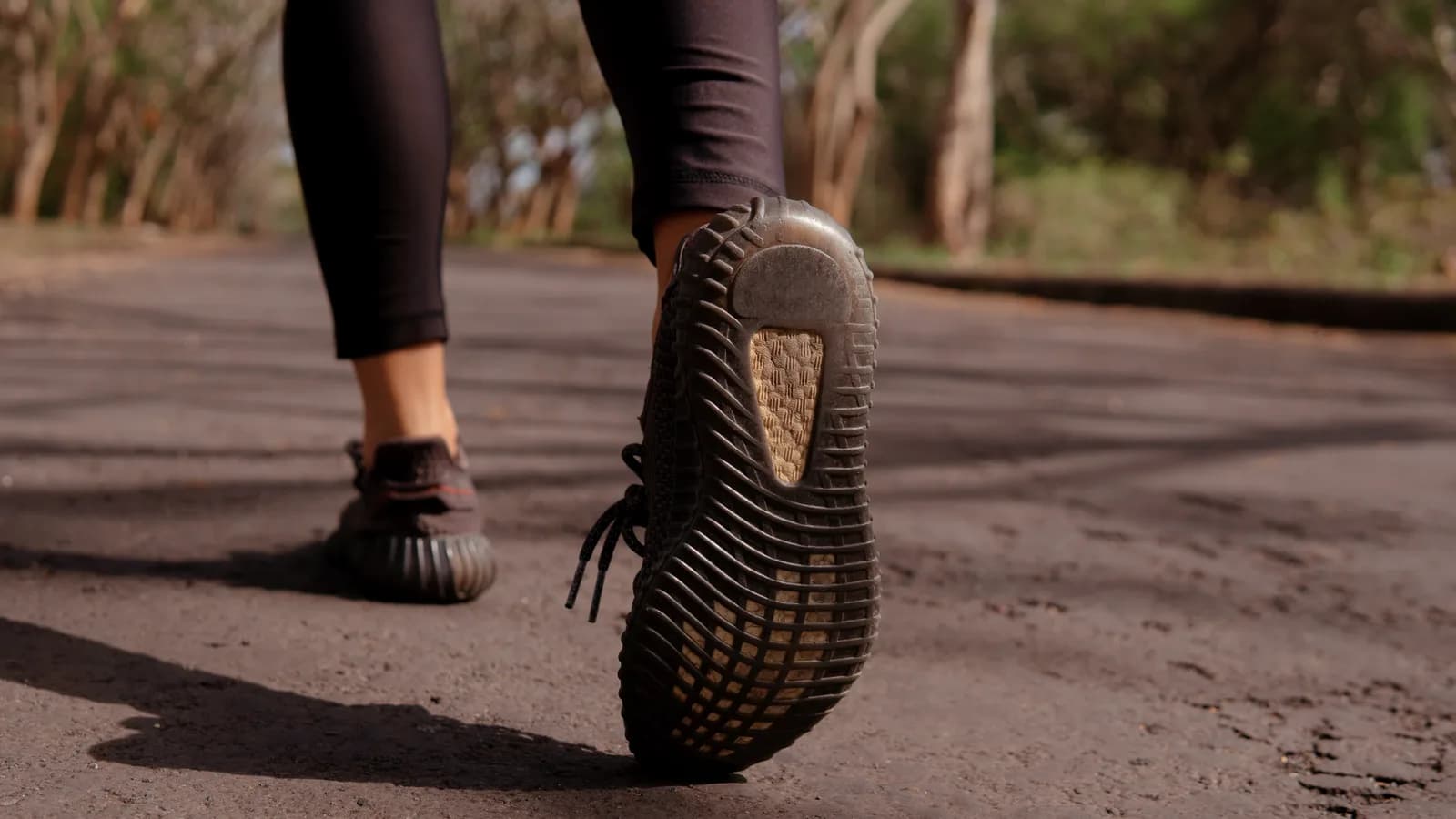 Tres zapatillas de running representan entrenamiento diario, sesiones avanzadas y competición