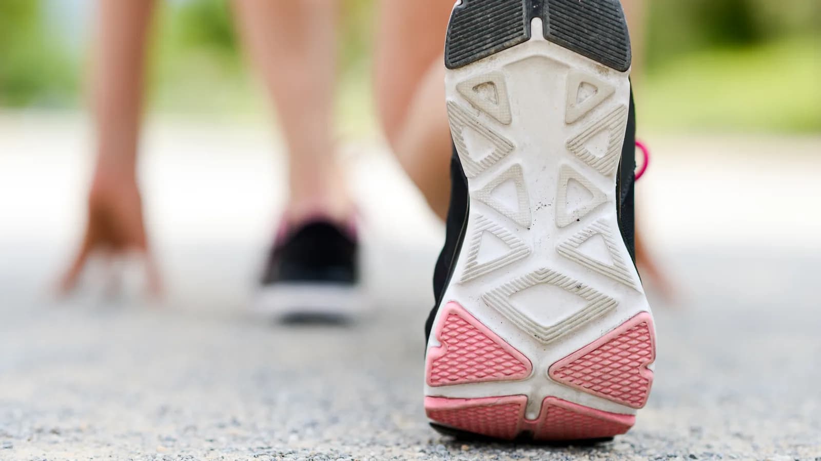Zapatilla de running seccionada con capas y medidas visuales de peso, stack y drop